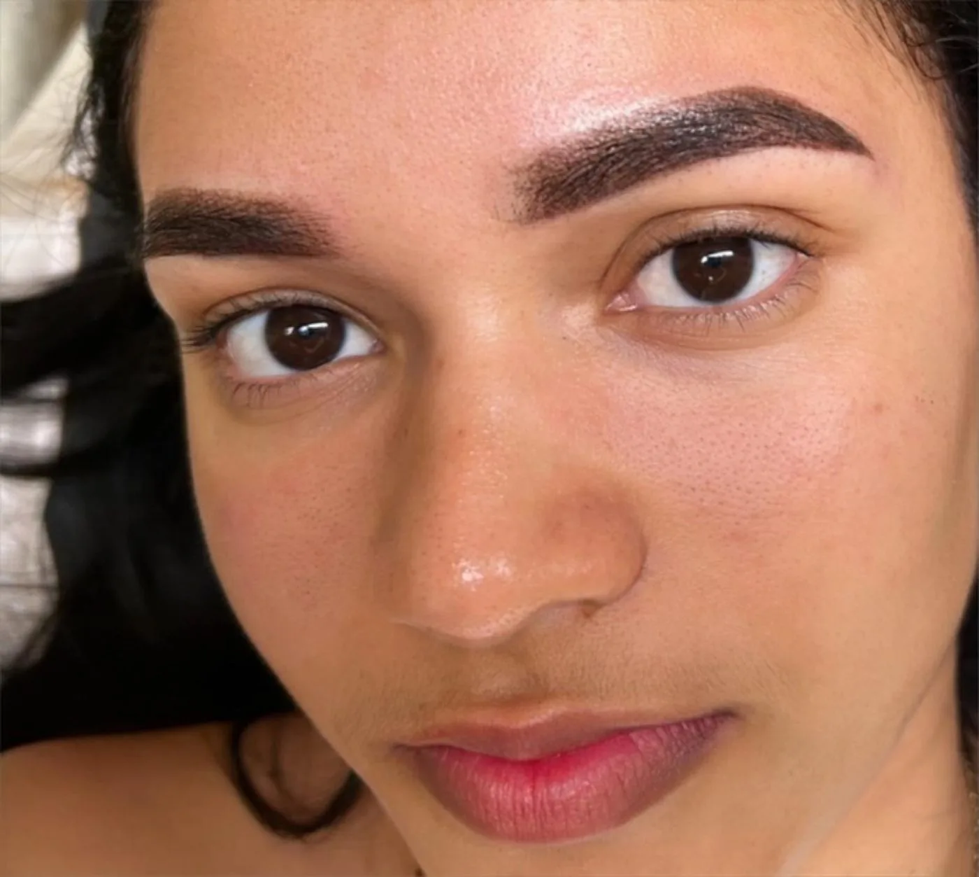 Especialista realizando tratamiento de cuidado facial